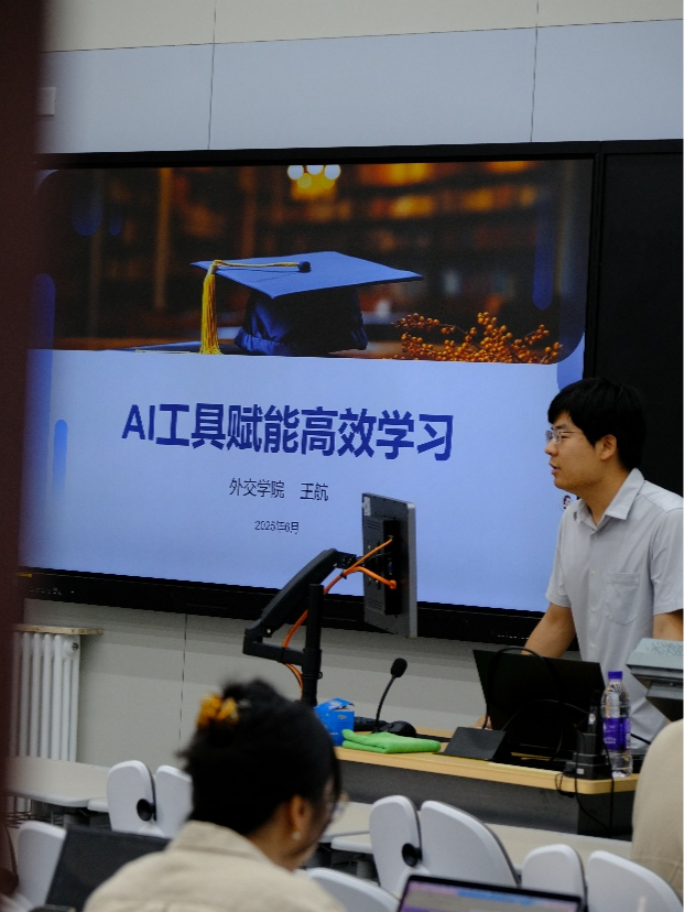 国际本科学生参加AI学习讲座.png
